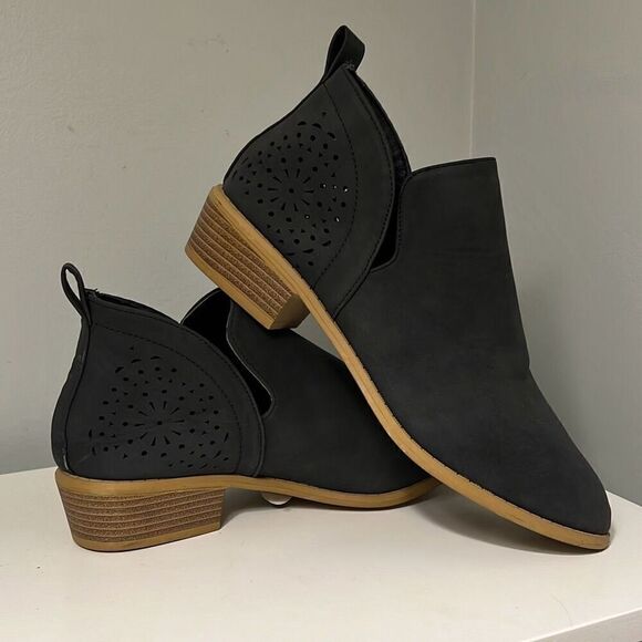 Women's Black Cut-Out Slip-On Ankle Bootie Size 10 - Picture 6 of 12